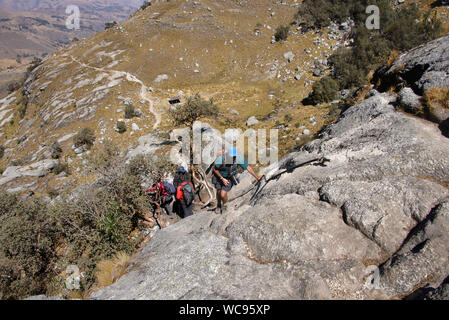 Wanderer auf der wunderschönen Laguna Churup Trail, Huascaran Nationalpark, Huaraz, Peru Stockfoto