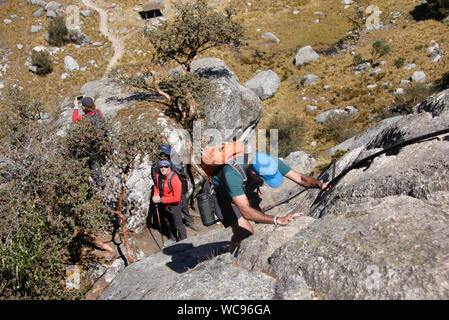 Wanderer auf der wunderschönen Laguna Churup Trail, Huascaran Nationalpark, Huaraz, Peru Stockfoto