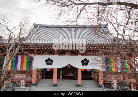 Chisahaku Buddhistischer Tempel in Kyoto, Vorhang mit Glockenblumenmotiv, Regenbogennoren und Dach mit Lehmbliesen. Stockfoto