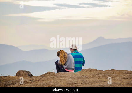 Paar entspannend, die Flucht aus der Stadt, Natur, Trekking Stockfoto