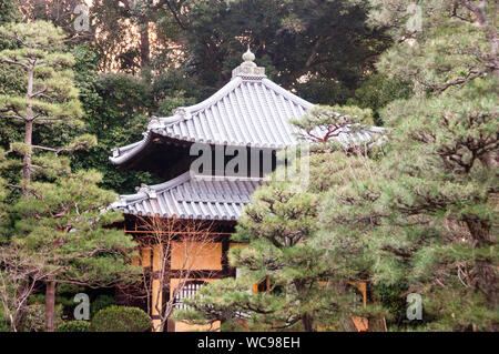 Der Platz des Pyramidendachs des Myouhou-in-Monzeki-Tempels erhebt sich aus der Landschaft in Kyoto, Japan. Stockfoto