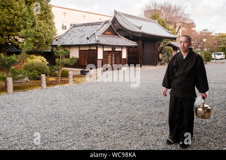 Mönch-Morgentee im Myoho-in-Tempel in Kyoto, Japan. Stockfoto