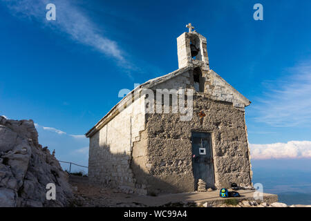 Makarska, Kroatien - 13. August 2019: Kirche auf dem Hügel von Sv Jure im Naturpark Biokovo. Stockfoto