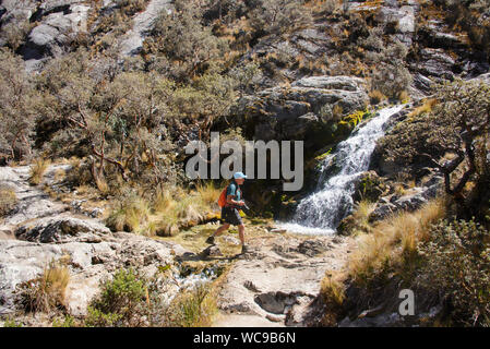 Wanderer auf der wunderschönen Laguna Churup Trail, Huascaran Nationalpark, Huaraz, Peru Stockfoto