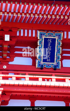 Der Name des Schreins auf einer Tafel des Haupttores bei Fushimi Inari-taisha in Kyoto, Japan. Stockfoto