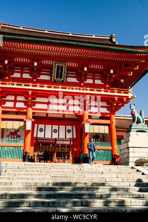 Haupttor zum Fushimi Inari-taisha Shinto-Schrein in Kyoto, Japan, einem japanischen nationalen Schatz und Weltkulturerbe. Stockfoto