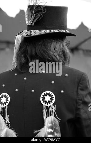 Darrell Jumbo, einem Navajo Schmuck Künstler, Gespräche mit Besuchern an den jährlichen Santa Fe indischen Markt in Santa Fe, New Mexico. Stockfoto