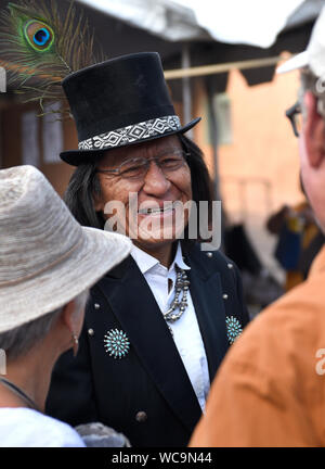 Darrell Jumbo, einem Navajo Schmuck Künstler, Gespräche mit Besuchern an den jährlichen Santa Fe indischen Markt in Santa Fe, New Mexico. Stockfoto