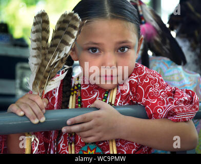 Eine Native American Girl posiert für ein Foto vor der Teilnahme an der Native American Clothing Wettbewerb am indischen Markt Santa Fe in New Mexico. Stockfoto