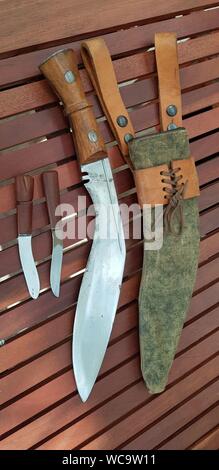 Traditionelle kukhri Gurkha Messer mit Scheide und Zubehör Messer. Stockfoto