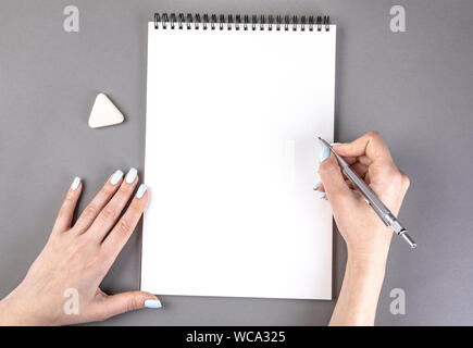 Frau hand mit Bleistift zu schreiben auf Notebook Stockfoto
