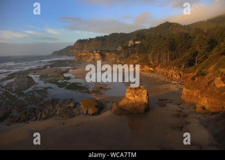 Oregon, USA. 4 Nov, 2018. Spektakuläre Aussicht auf die Küste von Oregon von Devils Punchbowl State Natural Area Credit: Katrina Kochneva/ZUMA Draht/Alamy leben Nachrichten Stockfoto