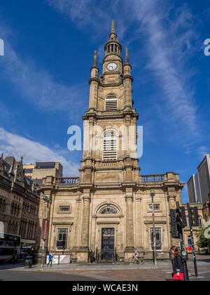 Touristen in der Nähe von St George's Tron Kirche am 20. Juli 2017 in Glasgow, Schottland. Das Gebäude wurde im Jahre 1808 eröffnet, wurde ursprünglich als St. George's Pfarrkirche Stockfoto