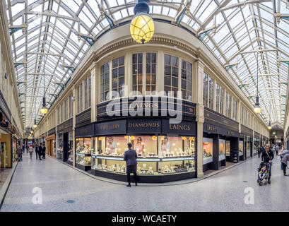 Argyll Arcade auf der Buchanan Street am 20. Juli 2017 in Glasgow, Schottland. Argyll Arcade ist eine berühmte überdachte Einkaufszentrum auf der Buchanan Street in Glasgow. Stockfoto