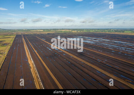 Luftbild von Bord Na Mona Rasen und Torfmoore in der irischen Landschaft, County Kildare, Irland Stockfoto