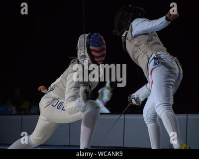 Fechten für Frauen; Jacqueline Dubrovich aus USA und Paola Gil aus Peru in Aktion an der Lima 2019 Pan American Games Stockfoto