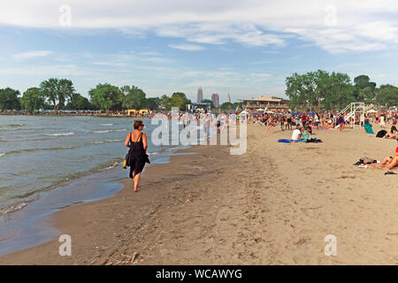 Edgewater Park, Teil der Cleveland Metroparks, inklusive einer urbanen Umgebung Strand am Ufer des Lake Erie in der Nähe der Innenstadt von Cleveland, Ohio, USA. Stockfoto