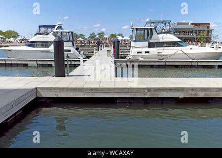 Boote, die im Northcoast Harbor vor dem Ufer des Eriesee in Cleveland, Ohio, USA geparkt wurden. Stockfoto