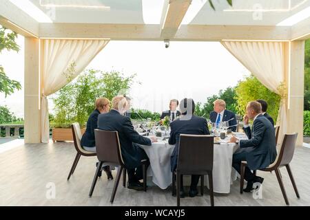 Weltweit führenden Abendessen unter dem massiven Biarritz Leuchtturm während der G7-Führer' Abendessen August 24, 2019 in Biarritz, Frankreich. Sitzend von links nach rechts sind: die deutsche Bundeskanzlerin Angela Merkel, der kanadische Premierminister Justin Trudeau, der französische Präsident Emmanuel Längestrich, US-Präsident Donald Trump, der italienische Ministerpräsident Giuseppe Conte, der Präsident des Europäischen Rates Donald Tusk, der japanische Ministerpräsident Shinzo Abe und der britische Premierminister Boris Johnson. Stockfoto