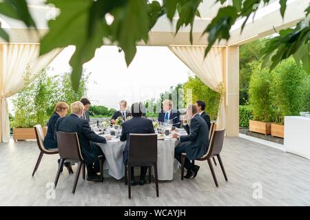 Weltweit führenden Abendessen unter dem massiven Biarritz Leuchtturm während der G7-Führer' Abendessen August 24, 2019 in Biarritz, Frankreich. Sitzend von links nach rechts sind: die deutsche Bundeskanzlerin Angela Merkel, der kanadische Premierminister Justin Trudeau, der französische Präsident Emmanuel Längestrich, US-Präsident Donald Trump, der italienische Ministerpräsident Giuseppe Conte, der Präsident des Europäischen Rates Donald Tusk, der japanische Ministerpräsident Shinzo Abe und der britische Premierminister Boris Johnson. Stockfoto