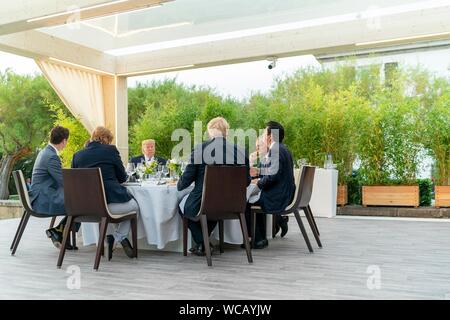 Weltweit führenden Abendessen unter dem massiven Biarritz Leuchtturm während der G7-Führer' Abendessen August 24, 2019 in Biarritz, Frankreich. Sitzend von links nach rechts sind: die deutsche Bundeskanzlerin Angela Merkel, der kanadische Premierminister Justin Trudeau, US-Präsident Donald Trump, der Präsident des Europäischen Rates Donald Tusk, der japanische Ministerpräsident Shinzo Abe und der britische Premierminister Boris Johnson. Stockfoto