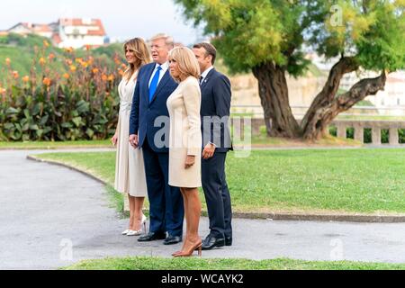 Us-Präsident Donald Trump und der französische Präsident Emmanuel Längestrich stellen gemeinsam auf der Anreise zum G7 Leaders' Abendessen im Biarritz Leuchtturm August 24, 2019 in Biarritz, Frankreich. Stehend von links nach rechts sind: First Lady der USA Melania Trump, US-Präsident Donald Trump, der französische Präsident Emmanuel Längestrich und Französische First Lady Brigitte Längestrich. Stockfoto