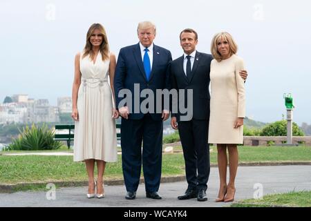 Us-Präsident Donald Trump und der französische Präsident Emmanuel Längestrich stellen gemeinsam auf der Anreise zum G7 Leaders' Abendessen im Biarritz Leuchtturm August 24, 2019 in Biarritz, Frankreich. Stehend von links nach rechts sind: First Lady der USA Melania Trump, US-Präsident Donald Trump, der französische Präsident Emmanuel Längestrich und Französische First Lady Brigitte Längestrich. Stockfoto