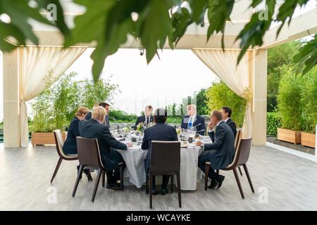 Weltweit führenden Abendessen unter dem massiven Biarritz Leuchtturm während der G7-Führer' Abendessen August 24, 2019 in Biarritz, Frankreich. Sitzend von links nach rechts sind: die deutsche Bundeskanzlerin Angela Merkel, der kanadische Premierminister Justin Trudeau, der französische Präsident Emmanuel Längestrich, US-Präsident Donald Trump, der italienische Ministerpräsident Giuseppe Conte, der Präsident des Europäischen Rates Donald Tusk, der japanische Ministerpräsident Shinzo Abe und der britische Premierminister Boris Johnson. Stockfoto