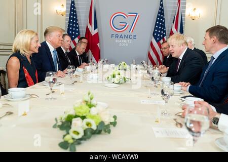 Us-Präsident Donald Trump, links, hält ein Arbeitsfrühstück mit dem britischen Premierminister Boris Johnson und ihre Delegationen am Rande des G7-Gipfels im Hotel du Palais Biarritz August 25, 2019 in Biarritz, Frankreich. Stockfoto