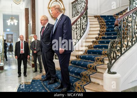 Us-Präsident Donald Trump, rechts, steht mit dem britischen Premierminister Boris Johnson nach ihrem Treffen am Rande des G7-Gipfels im Hotel du Palais Biarritz August 25, 2019 in Biarritz, Frankreich. Stockfoto