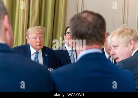 Us-Präsident Donald Trump, links, bei einem Arbeitsfrühstück mit dem britischen Premierminister Boris Johnson, Rechts, und ihre Delegationen am Rande des G7-Gipfels im Hotel du Palais Biarritz August 25, 2019 in Biarritz, Frankreich. Stockfoto