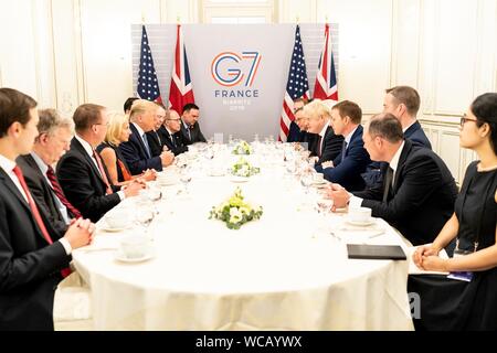 Us-Präsident Donald Trump, links, hält ein Arbeitsfrühstück mit dem britischen Premierminister Boris Johnson und ihre Delegationen am Rande des G7-Gipfels im Hotel du Palais Biarritz August 25, 2019 in Biarritz, Frankreich. Stockfoto