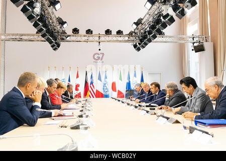 Us-Präsident Donald Trump verbindet andere Führer der Welt während des G7-Arbeitsessen auf Ungleichheit in der Mitte de Congrés Bellevue August 25, 2019 in Biarritz, Frankreich. Stockfoto