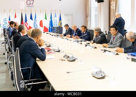 Us-Präsident Donald Trump verbindet andere Führer der Welt während des G7-Arbeitsessen auf Ungleichheit in der Mitte de Congrés Bellevue August 25, 2019 in Biarritz, Frankreich. Stockfoto