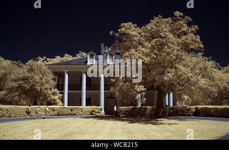 Ein Plantation House mit Eichen sind in Louisiana gesehen Stockfoto