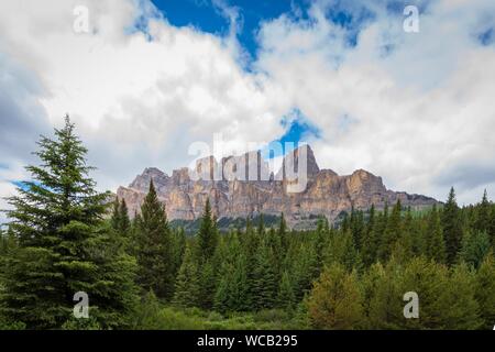 Castle Mountain im Banff National Park, Kanada auf einem leicht bewölkt Tag. Stockfoto