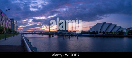 Den Fluss Clyde mit dem Millennium Bridge, die SEC Armadillo und siehe Hydro am 21. Juli 2017 in Glasgow, Schottland. Das Gürteltier ist Glasgow wichtigsten Konferenzen Stockfoto