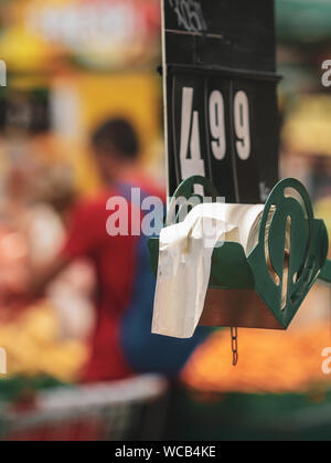 Biologisch abbaubare Kunststoffe essen Beutel in den Obst und Gemüse in Gang, in einem großen SB-Warenhaus in Rumänien Stockfoto