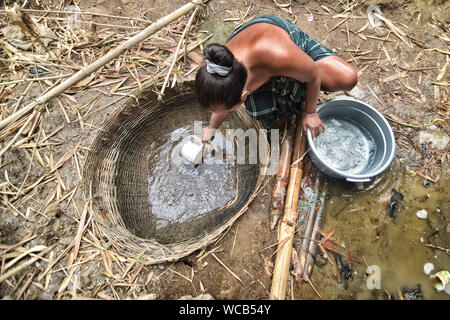 Bekasi, Indonesien. 27 Aug, 2019. Ein Bewohner sammelt das Wasser aus einem Einzugsgebiet gut am cihoe Fluss. Die Meteorologie, Klimatologie und Geophysik Agentur hat davor gewarnt, dass die trockene Jahreszeit kann trockener und intensiver als im letzten Jahr aufgrund der El Niño-Phänomen. Die Agentur klassifiziert, West Java, Central Java, die meisten Teile von Ost Java, Jakarta, Bali und Nusa Tenggara, da der Bereich der meisten anfällig für extreme Dürre, oder mehr als 60 Tage ohne Regen. Credit: SOPA Images Limited/Alamy leben Nachrichten Stockfoto