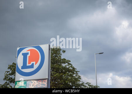 LYON, Frankreich - 15. JULI 2019: E Leclerc Logo Vor Ihren lokalen Supermarkt in Lyon. Edouard Leclerc ist eine französische Einzelhändler der Supermärkte und hyp Stockfoto