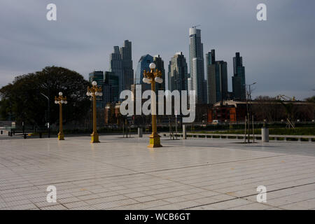 Buenos Aires, Argentinien. August 19, 2019. Ansicht der Gegend von Puerto Madero Gebäude Stockfoto