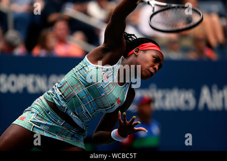 Flushing Meadows, New York, United States. 27 Aug, 2019. Core Gauff während ihrer ersten Runde gegen Anastasia Popov Russlands bei den US Open in Flushing Meadows, New York. Gauff gewann das Match in drei Sätzen. Quelle: Adam Stoltman/Alamy leben Nachrichten Stockfoto