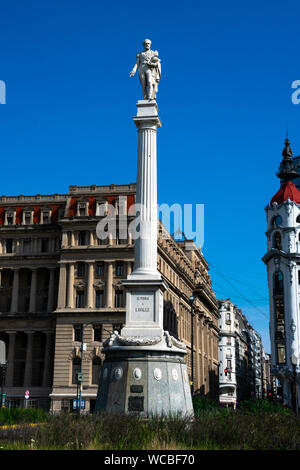 Buenos Aires, Argentinien. August 19, 2019. Juan Lavalle Memorial (Columna de Memoria ein Juan Lavalle). Lavalle Square, Palast der Justiz in der backgrou Stockfoto