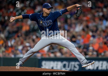 Houston, Texas, USA. 27 Aug, 2019. Tampa Bay Rays Krug Charlie Morton Plätze gegen die Houston Astros im 3. Inning im Minute Maid Park in Houston am Dienstag, 27. August 2019. Foto von trask Smith/UPI Quelle: UPI/Alamy leben Nachrichten Stockfoto