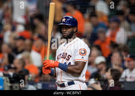 Houston, Texas, USA. 27 Aug, 2019. Houston Astros' Yordan Alvarez bereitet zum Hieb gegen die Tampa Bay Rays im 2. Inning im Minute Maid Park in Houston am Dienstag, 27. August 2019. Foto von trask Smith/UPI Quelle: UPI/Alamy leben Nachrichten Stockfoto