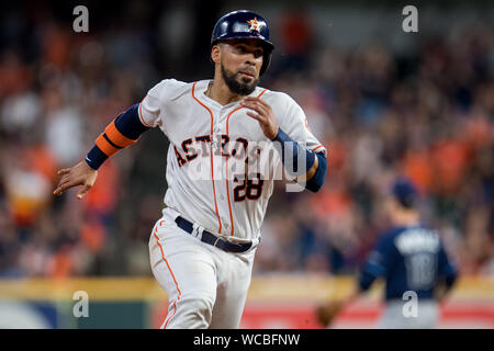 Houston, Texas, USA. 27 Aug, 2019. Houston Astros' Robinson Chirinos Köpfe zur dritten Unterseite gegen die Tampa Bay Rays im 3. Inning im Minute Maid Park in Houston am Dienstag, 27. August 2019. Foto von trask Smith/UPI Quelle: UPI/Alamy leben Nachrichten Stockfoto