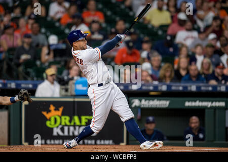 Houston, Texas, USA. 27 Aug, 2019. Houston Astros' George Springer schlägt einen einzigen gegen die Tampa Bay Rays im 1. Inning im Minute Maid Park in Houston am Dienstag, 27. August 2019. Foto von trask Smith/UPI Quelle: UPI/Alamy leben Nachrichten Stockfoto