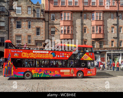 City Sightseeing Tour Bus auf der Royal Mile in der Altstadt am 26. Juli 2017 in Edinburgh, Schottland. Tout Busse sind eine beliebte Möglichkeit, um Edinburgh zu sehen. Stockfoto