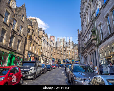 Suchen nach Cockburn Street in Richtung der Royal Mile am 26. Juli 2017 in Edinburgh, Schottland. Die Royal Mile ist eine beliebte Attraktion in Edinburgh und Host Stockfoto