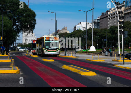 Buenos Aires, Argentinien. August 19, 2019. Metrobus (Colectivo) exklusive Lane am 9. Juli Avenue (Avenida 9 de Julio) Stockfoto